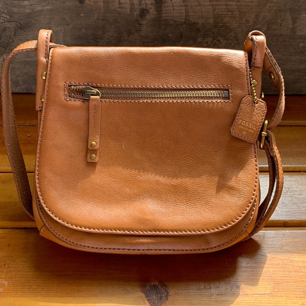 Fossil leather tan saddle bag.